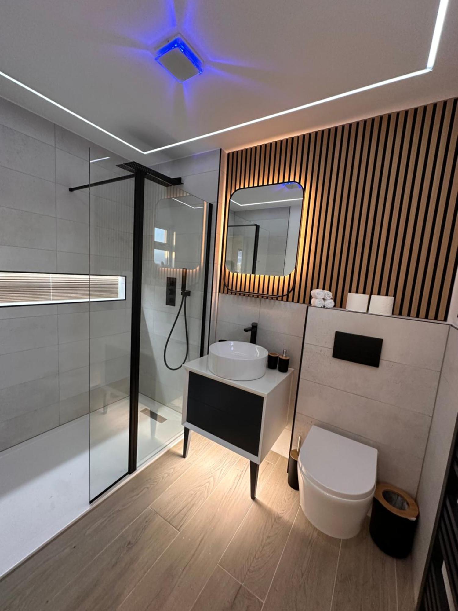 R5 - Luxury Private Ensuite Self-Contained Room - Newly Renovated Halesowen Exterior photo
